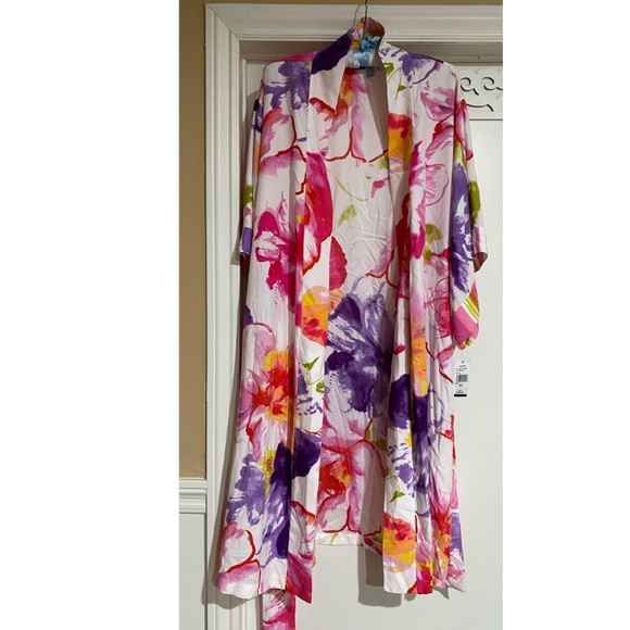 Natori Silky Floral Robe - Picture 5 of 10